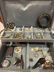 STUNNING VINTAGE JEWELLERY SET IN VINTAGE BEAUTIFUL BOX - Picture 1 of 3