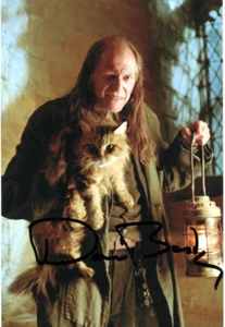 FOTO DE ACCIÓN FIRMADA 6x4 HARRY POTTER: DAVID BRADLEY 'ARGUS FILCH' + CERTIFICADO DE AUTENTICIDAD ** PRUEBA** - Imagen 1 de 2