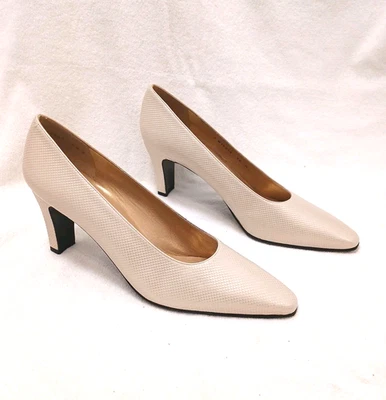 Stuart Weitzman Pumps Women's Sz 9.5 N Champaigne Beige Textured Leather Luxury - Image 1 of 4