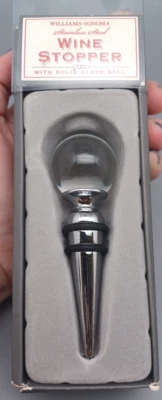 Tapón de vino Williams Sonoma de acero inoxidable con bola de vidrio macizo. Foto 1 de 3