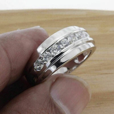 Alianza de boda de diamantes blancos creados en laboratorio de 3 quilates para hombre en acabado de oro blanco de 14 K Foto 1 de 4