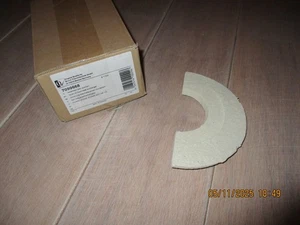 Bosch Buderus 7099668 aislamiento intercambiador de calor bandeja delantera GB122 GB132T NUEVO - Imagen 1 de 4