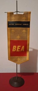 Banderín de plástico vintage BEA British European Airways en soporte. Original y raro - Imagen 1 de 5