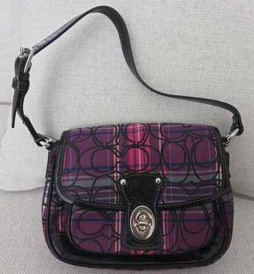 BOLSO COACH AMAPOLA PEQUEÑO A CUADROS CON SOLAPA PÚRPURA NEGRO ROSA BRILLANTE RARO  Foto 1 de 4