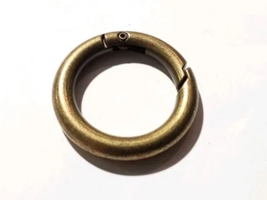 Vintage Messing Schlüsselanhänger Federring goldfarben Metall 1,5" Durchmesser dick robust - Bild 1 von 5