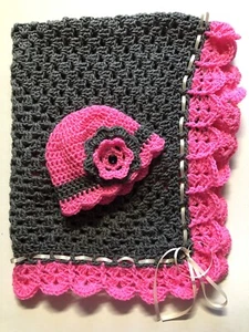 NEU Hand gehäkelt Babydecke/Schoß afghanisch-rosa grau mit Mütze Blumenmädchen Dusche Geschenk - Bild 1 von 12