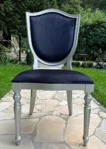 Casa Padrino Luxus Art Deco Samt Esszimmer Stuhl Dunkelblau / Silber Massivholz - Bild 1 von 3