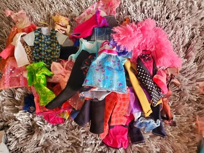 LOTE DE ROUPAS MISTAS PARA BONECAS BARBIE 60 peças SACO DE ROUPAS PARA BONECAS. - Imagem 1 de 4