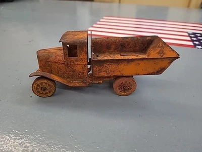 Camión de reparto de volteo Wyandotte vintage de acero prensado, ruedas de madera Foto 1 de 4