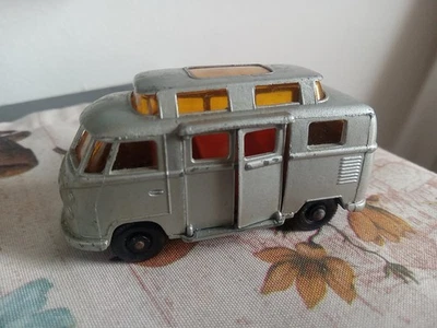 CAJA DE CERILLAS LESNEY VINTAGE NO. 34 VOLKSWAGON CAMPER VAN PUERTAS DE APERTURA PLATEADAS/NARANJA Foto 1 de 4