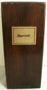 Caja de vino de madera Marriott enganche de madera oscura 9 1/2" x 4" recuerdos basura - Imagen 1 de 7