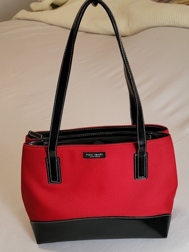 Borsa a tracolla Kate Spade in tessuto rosso con bordo in pelle nera con borchie inferiori