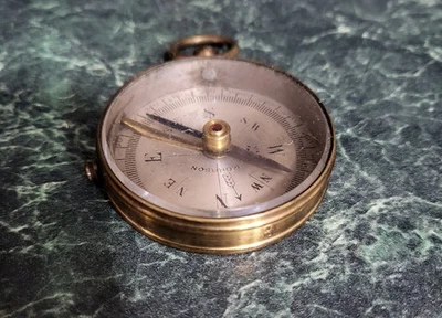 Pingente antigo de latão bússola de bolso fob vidro chanfrado feito na França 1,75" - Imagem 1 de 4
