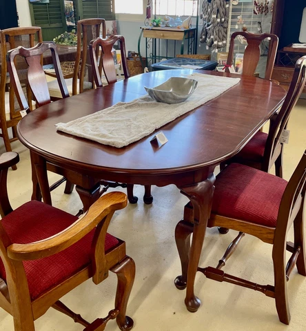 Vintage HENKEL HARRIS Model 2205 Cherry Wood Dining Room Table Queen Anne Style Cover