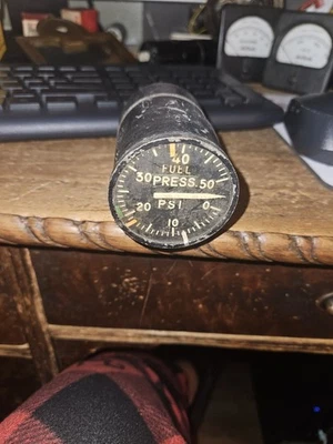 Indicador de presión de combustible para aeronaves BENDIX AVIATION de colección 0-50 P.S.I. AF 52 0365 Foto 1 de 4