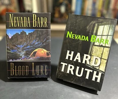 Nevada Barr (2) Books “Hard Truth/Blood Lure” 1st Edition Hardcover Foto 1 de 4