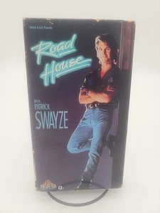 Road House (VHS, 1994) Patrick Swayze Sam Elliott 90er Actionfilm - Bild 1 von 6
