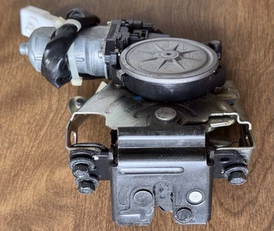 Actuador de bloqueo de puerta levadiza Toyota Sienna 2011-2020 OEM usado Foto 1 de 4