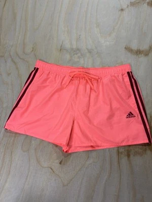 2XL NUEVO Pantalones Cortos de Natación Adidas Para Hombre Clásicos 3 Rayas Rojo Ácido/Legado Borgoña Foto 1 de 4