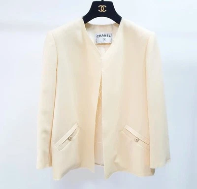 CHANEL 07P ECRU RAW TRIM CC LOGO BUTTON JACKET BLAZER Sz.42 - Image 1 of 4