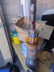 Dyson DC 40 Upright Vacuum Cleaner -:Works GREAT - Picture 1 of 3
