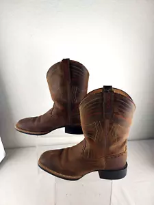 Ariat Sport Western Stivaletto Punta Quadrata Marrone Uomo 8,5 EE Cowboy Metà Polpaccio LEGGI - Foto 1 di 13