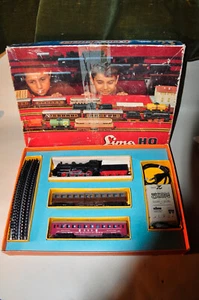 LIMA - Confezione con LOCOMOTIVA, 2 carrozze, binari, trafo - scatola originale - Foto 1 di 24