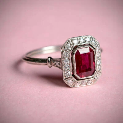 Anillo de compromiso certificado con halo de diamantes esmeralda rubí rojo de 1,80 quilates en oro blanco de 14 k Foto 1 de 4