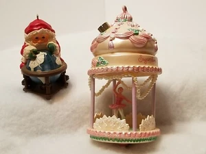 SET BESTEHEND AUS 2 VINTAGE PUNZE BELEUCHTETEN ORNAMENTEN UM DEN HANDSCHUH SUPGARPLUM FEE - Bild 1 von 12