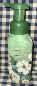ALL NEW Backyard Honeysuckle Foaming Hand Soap 8.75 oz Bath & Body Works - Picture 1 of 1