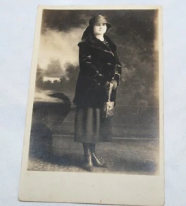 Vintage RPPC 1910er-1921 ARTURA Studio View Frauen im Fell vor Bild seltsam obj - Bild 1 von 2