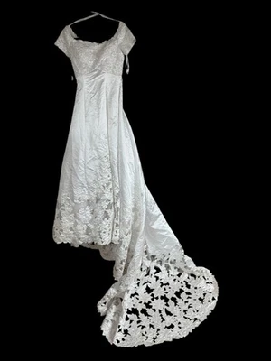 St Tropaz Wedding Dress 8345 Pointsettia Flowers White Size 6 Beaded Cap Sleeve - Image 1 of 4