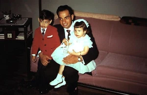 Original Red Border Slide, 1950's Father and Children at Easter - Picture 1 of 1