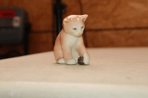 Vintage Royal Copenhagen #688 Tabby Kitty Cat w/ Ball Porcelain Miniature Mini - Bild 1 von 10