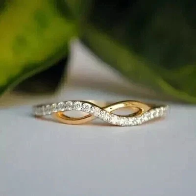 Precioso anillo de compromiso de diamantes simulados de corte redondo de 2 quilates enchapado en oro amarillo de 14 quilates Foto 1 de 4