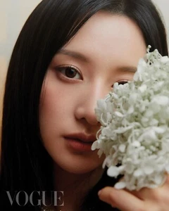 Kim Ji Won Official Photo Magazine(B Taiwan)VOGUE Queen of Tears KDrama Kpop - Picture 1 of 8