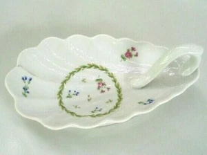 Plato de caramelo en forma de concha Castel France de porcelana Limoges diseño floral con mango - Imagen 1 de 3
