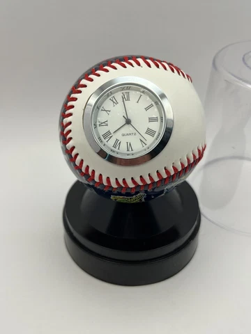 FOTOBALL 2005 MAJOR LEAGUE BASEBALL QUARTZ CLOCK W/DISPLAY CASE NEW YORK YANKEES Cover