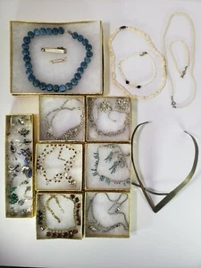 Lotto bigiotteria vintage oltre 20 articoli set collane orecchini bracciali - Foto 1 di 12