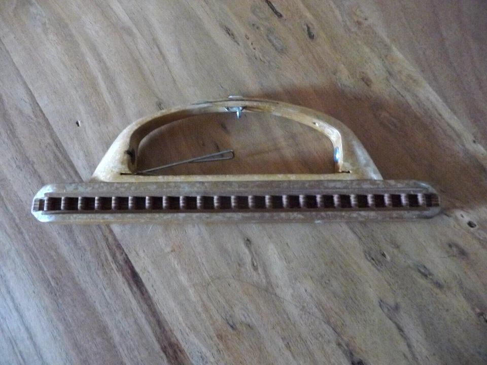 Navette en bois et metal  de métier à tisser ancien ( ref 21 ) - Photo 1/4