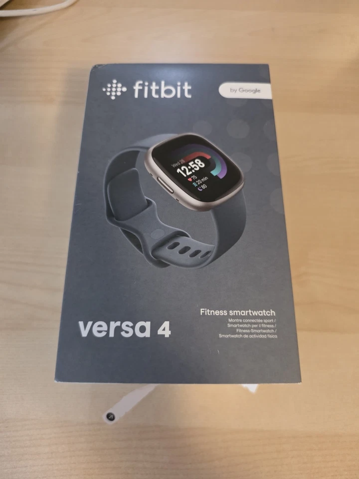 Fitbit Versa 4 40,5 mm Aluminiumgehäuse-Platinum mit Silikonarmband in Blau (GPS - Bild 1 von 2