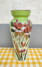 Vase en verre opalin à décor émaillé et peint de fleurs