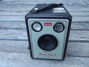 VINTAGE KODAK BROWNIE FLASH 11 BOX CAMERA 1950s MADE IN ENGLAND BLACK - Picture 1 of 10