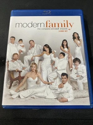 Modern Family: Season 2 (Blu-ray) - Image 1 of 4