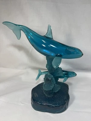 Escultura de Lucita azul verdoso Robert Wyland 1990 'Ballena y becerro' Foto 1 de 4