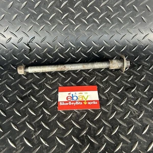 ♻️ SUZUKI GSX600F 1988-1996 - FRONT WHEEL SPINDLE BOLT ♻️ - Picture 1 of 3