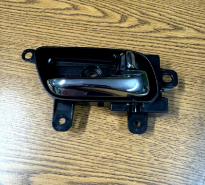 Maçaneta interna do lado direito do passageiro Infiniti QX56 QX80 2011-2017 fabricante de equipamento original - Imagem 1 de 3
