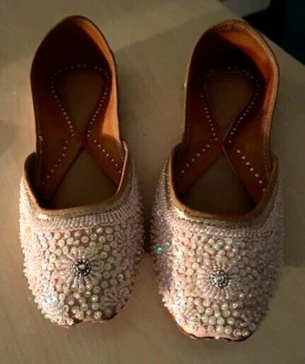 Punjabi ROSA EE. UU. 7 Lentejuelas Perlas Cuentas Zapatos India khussa Mojari Jutties Hechos a Mano Foto 1 de 4