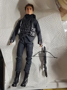 2015 Mattel Hunger Games Mockingjay Teil 2 Peeta Barbie Sammler #CJF34 - Bild 1 von 19