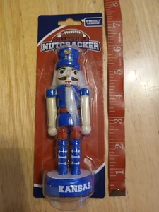 Kansas Jayhawks Sammlerstück Nussknacker Andenken Ornament neu auf Karte - Bild 1 von 2